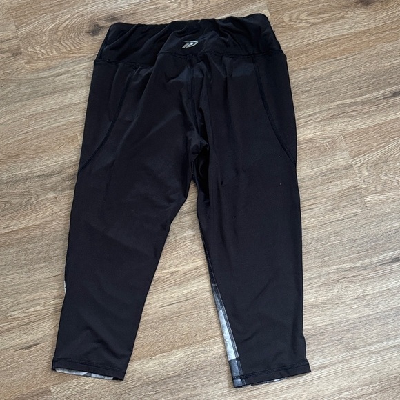 Stylish Black and Gray Women’s Capri Leggings - Picture 4 of 4